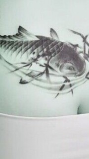性感的后腰鲤鱼纹身