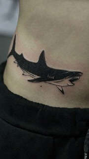 腹部大鲨鱼刺青纹身图案