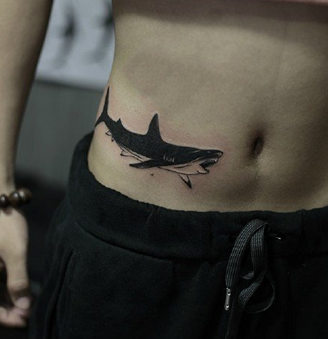 点击大图看下一张：腹部大鲨鱼刺青纹身图案