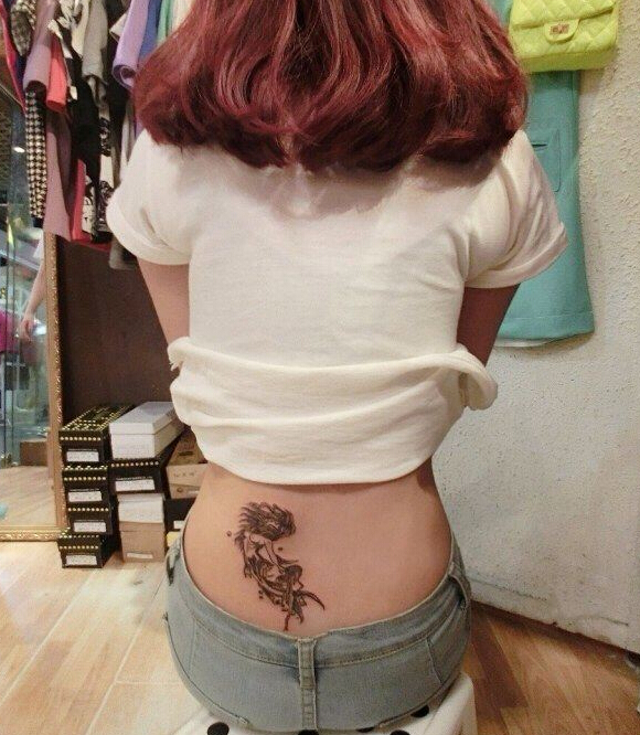 点击大图看下一张：性感女生后腰美人鱼纹身