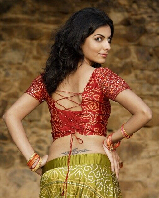 点击大图看下一张：印度美女后腰图腾纹身图案