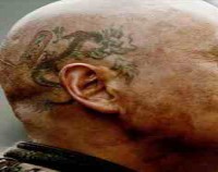 周润发加勒比海盗3的头部龙纹身