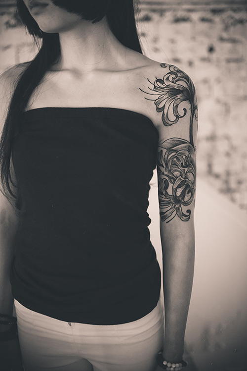 点击大图看下一张：美女手臂黑白彼岸花纹身