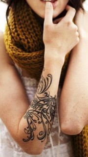 美女手臂个性藤蔓纹身图片