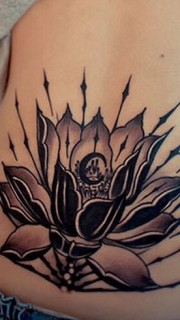 后腰创意的黑莲花纹身图案