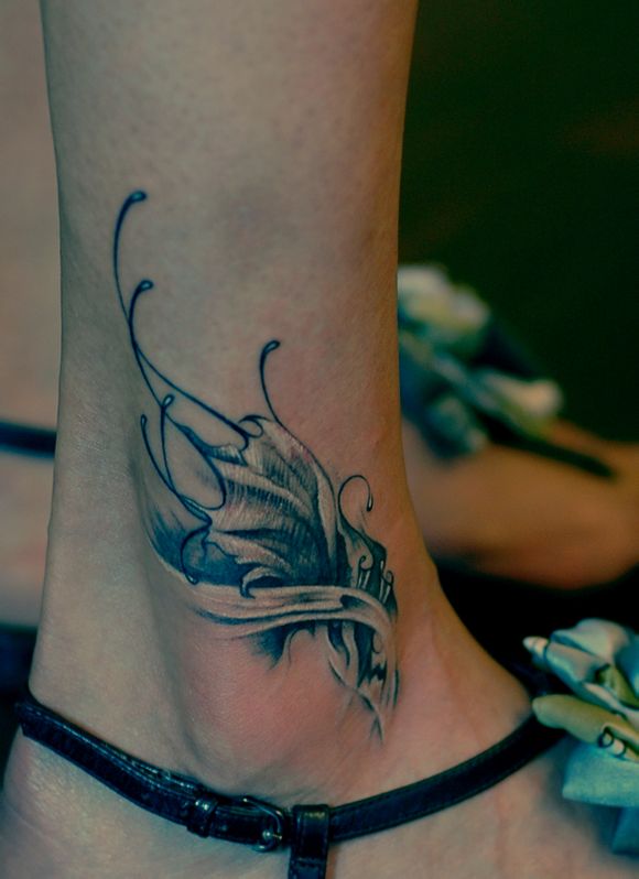 点击大图看下一张：脚踝上个性漂亮的蝴蝶纹身