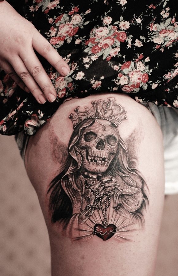 点击大图看下一张：美女腿部个性的骷髅纹身