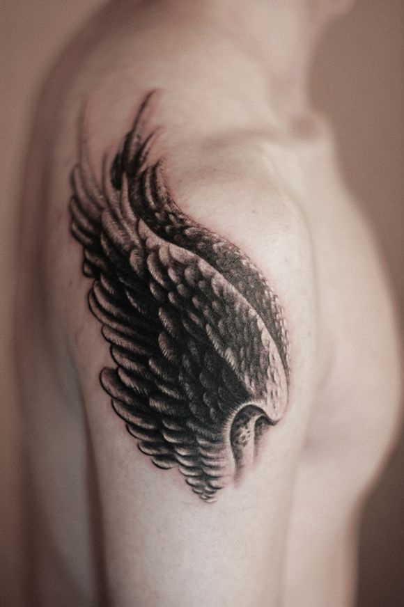 点击大图看下一张：男士手臂上的老鹰翅膀纹身