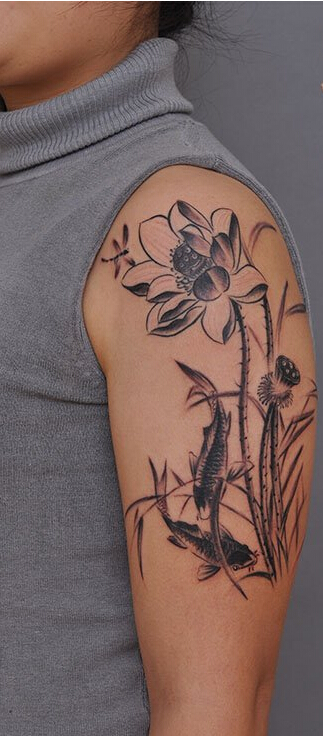点击大图看下一张：美女手臂手好看的莲花锦鲤纹身