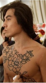 长头发帅哥胸部牡丹花纹身图案