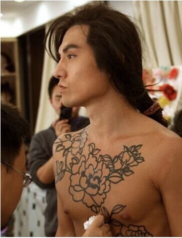 点击大图看下一张：长头发帅哥胸部牡丹花纹身图案