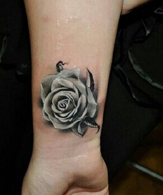 点击大图看下一张：手腕黑灰玫瑰花纹身图片