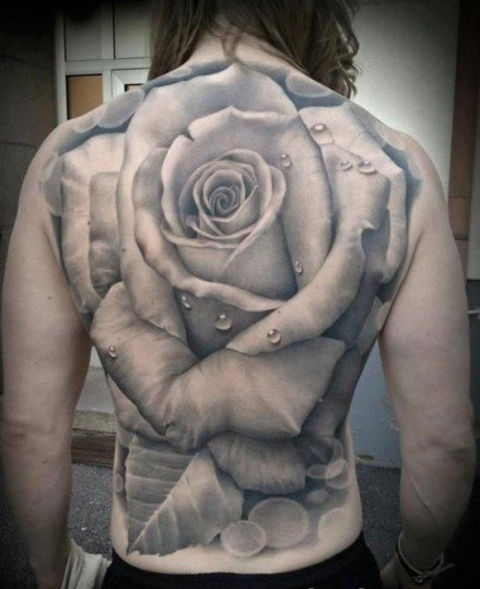 点击大图看下一张：经典的满背黑白玫瑰花纹身图案