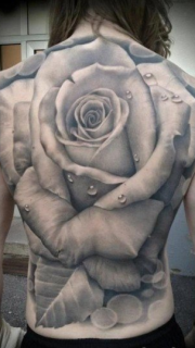经典的满背黑白玫瑰花纹身图案