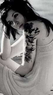 美女手臂黑白玫瑰纹身图案