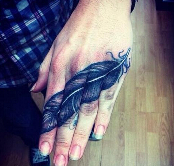 点击大图看下一张：手指上创意组合羽毛纹身图案