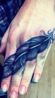 手指上创意组合羽毛纹身图案