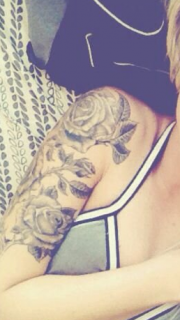 女人手臂花臂玫瑰纹身图案