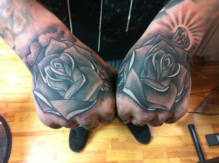 点击大图看下一张：欧美超酷的手背玫瑰纹身图案