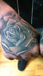 欧美超酷的手背玫瑰纹身图案