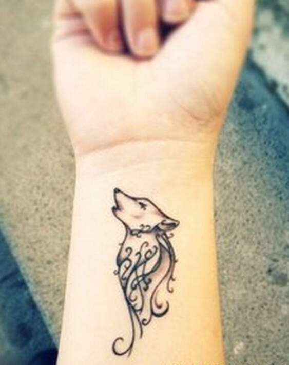 点击大图看下一张：一款女性手腕狼图腾纹身