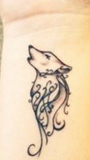 一款女性手腕狼图腾纹身
