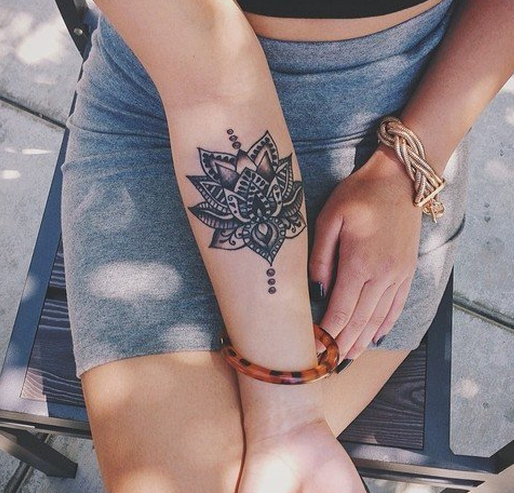 点击大图看下一张：女性手臂樊花纹身图案