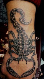 手背霸气的蝎子纹身图案