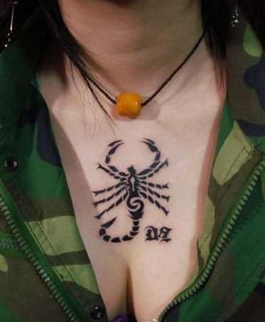 点击大图看下一张：女性胸部图腾蝎子纹身图案