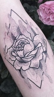 手臂个性另类的玫瑰纹身图案