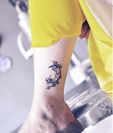 点击大图看下一张：女生腿部精美的图腾月亮纹身图案