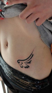 美女腹部好看的图腾翅膀纹身图案