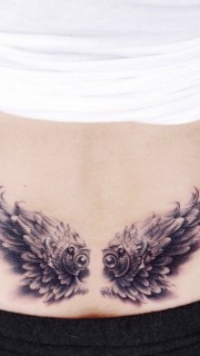 女性腰部翅膀纹身图案