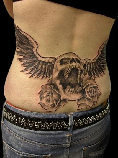 点击大图看下一张：腰部翅膀骷髅纹身图案