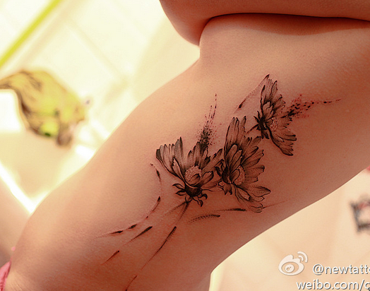 点击大图看下一张：美女腰部写意雏菊纹身图案