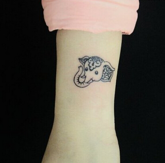 点击大图看下一张:女性手臂萌象纹身图片