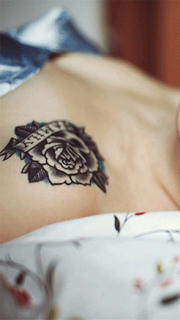 欧美美女胸部黑灰玫瑰纹身