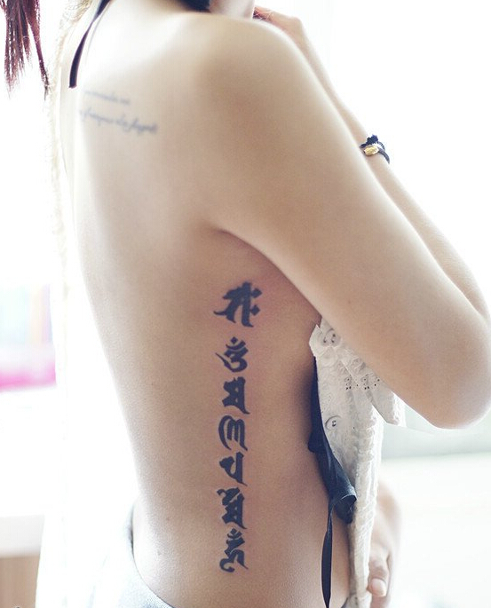点击大图看下一张：性感美女腰部藏文密教纹身图案