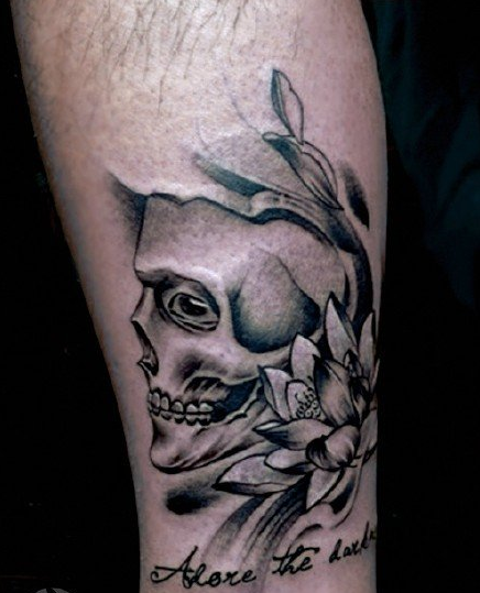 点击大图看下一张：艺术风格的骷髅头莲花纹身图案