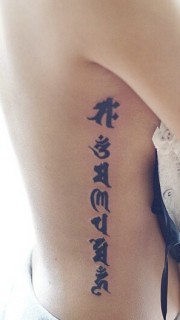 性感美女腰部藏文密教纹身图案