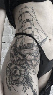 女性侧腰帆船玫瑰花纹身图案
