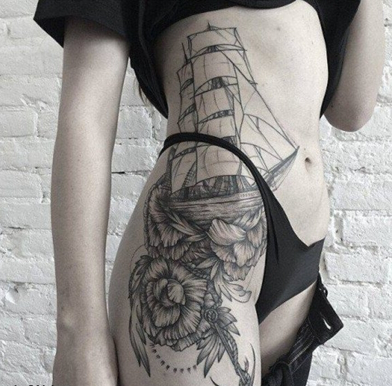 点击大图看下一张：女性侧腰帆船玫瑰花纹身图案
