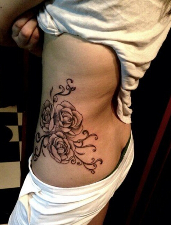 点击大图看下一张：女性侧腰玫瑰花纹身图案