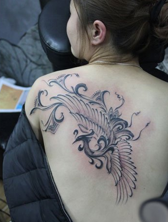 点击大图看下一张：女生背部图腾凤凰纹身图案