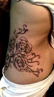 女性侧腰玫瑰花纹身图案