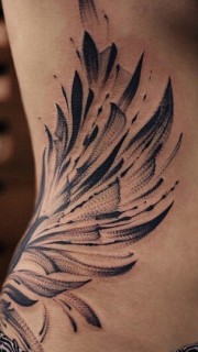 女性侧腰美丽灵动羽翼纹身图案