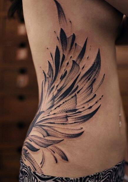 点击大图看下一张：女性侧腰美丽灵动羽翼纹身图案