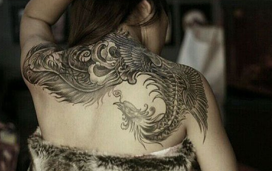 点击大图看下一张：女生后肩背潮流经典的黑灰凤凰纹身图案