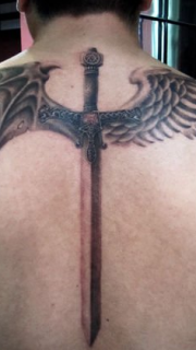 背部翅膀与宝剑纹身图案