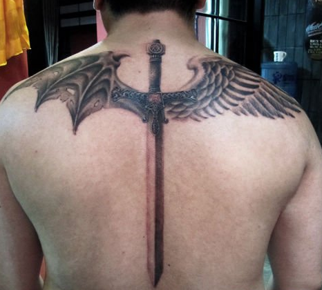 点击大图看下一张：背部翅膀与宝剑纹身图案